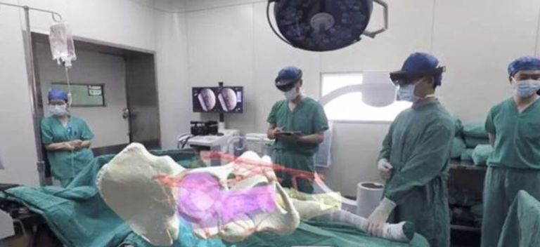 عملية جراحية على بعد آلاف الأميال باستخدام الواقع الافتراضي