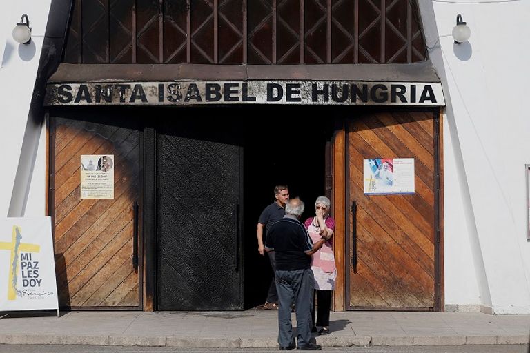 آثار التفجيرات واضحة على أحدى الكنائس استنفار أمني في تشيلي قبل زيارة البابا - أ. ف. ب