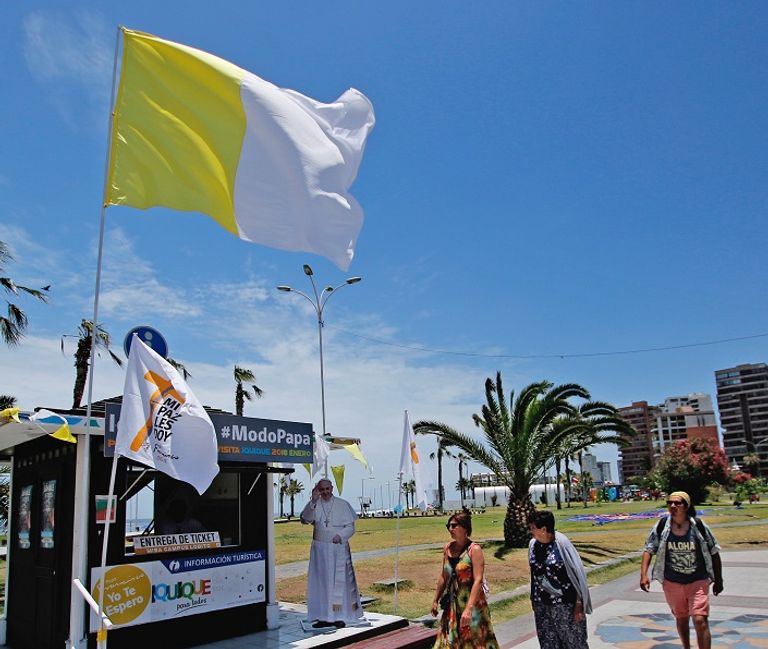 صورة للبابا فى شوارع تشيلي استنفار أمني في تشيلي قبل زيارة البابا - أ. ف. ب