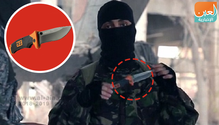 أحد عناصر داعش ممسكا سكين بير جريل 