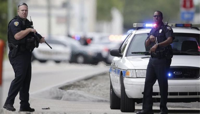 شرطيان أمريكيان في حالة تأهب بعد حادث إرهابي (أرشيفية)