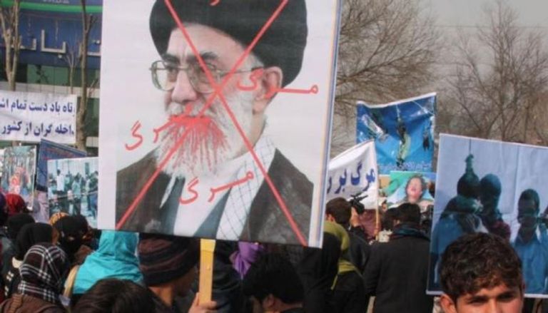 لافتات تطالب بالإطاحة بالمرشد الإيراني 