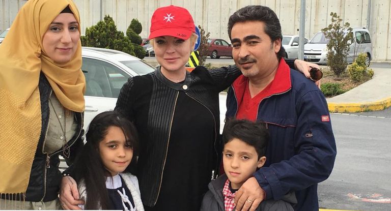 ليندسي لوهان مع أسرة سورية ليندسي لوهان تخطط لامتلاك جزيرة في دبي