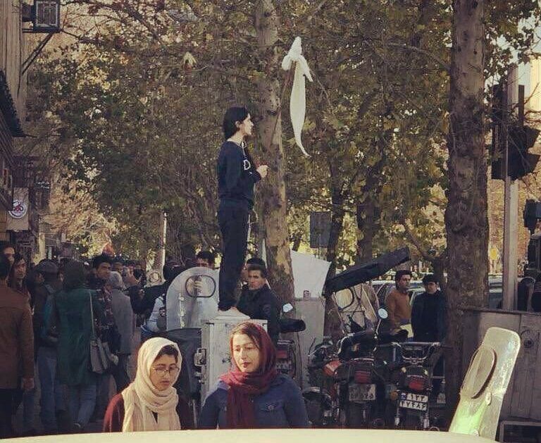 لافتات تطالب بالإطاحة بالمرشد الإيراني