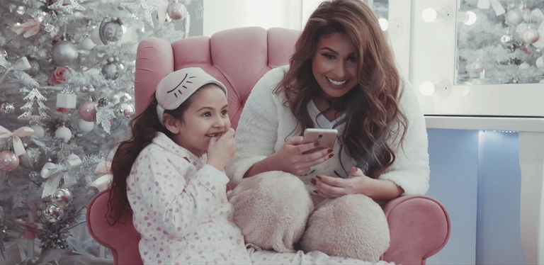 مي سليم أثناء تواصلها مع الجمهور عبر الهاتف