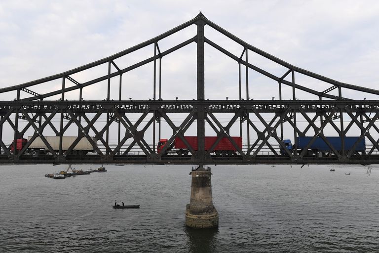 شاحنات تعبر جسر الصداقة من كوريا الشمالية إلى الحدود الصينية زعيم كوريا الشمالية يزور مصنعا لدقيق البطاطس