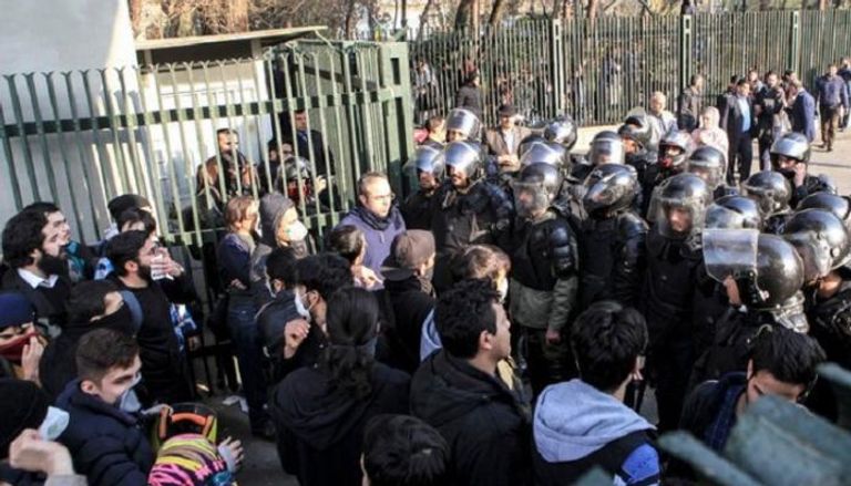 قوات الأمن الإيرانية تمنع الطلاب من التظاهر