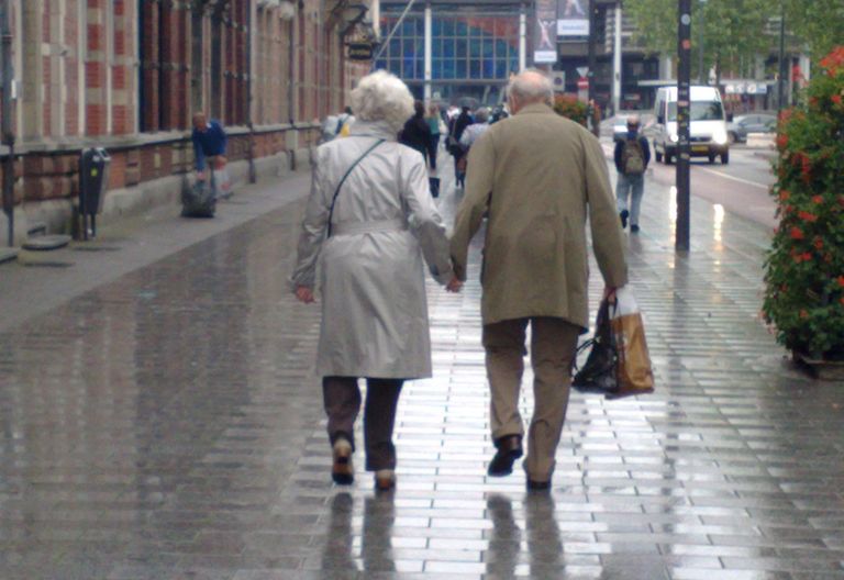 أزواج يحتفظون بشغف البدايات حتى بعد مرور الزمن الحب إلى الأبد.. حقيقة أم خيال؟