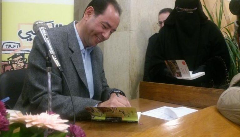 خالد الخميسي خلال توقيعه لـ"تاكسي..حواديت المشاوير"