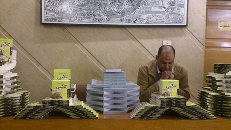 خالد الخميسي خلال توقيعه لـ"تاكسي..حواديت المشاوير"