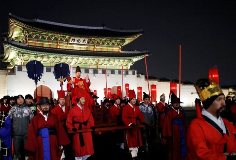 موكب الشعلة الأوليمبية في سيول حامل الشعلة الأوليمبية يرتدي زيا تقليديا في سول