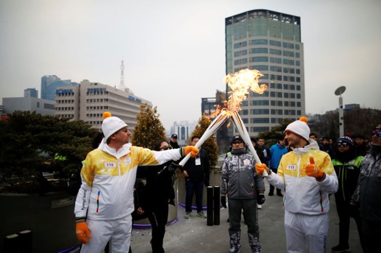 مشاة الشعلة الأوليمبية فى سول بكوريا الجنوبية حامل الشعلة الأوليمبية يرتدي زيا تقليديا في سول