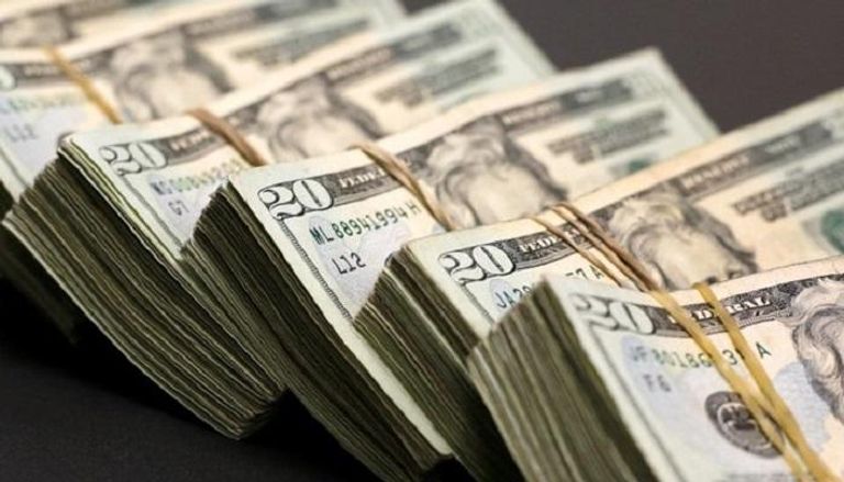 حزم أوراق نقدية من الدولار الأمريكي - رويترز