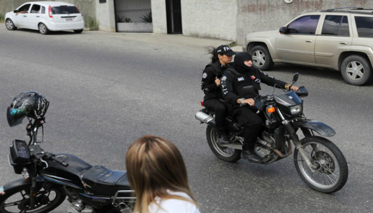 عناصر من الشرطة الفنزولية-رويترز