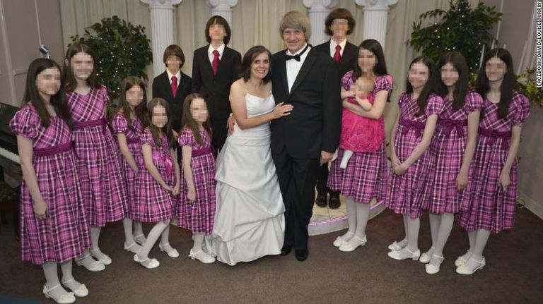 صورة أرشيفية للأطفال مع الأب والأم