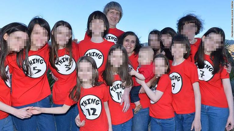 صورة أرشيفية للأطفال مع الأب والأم