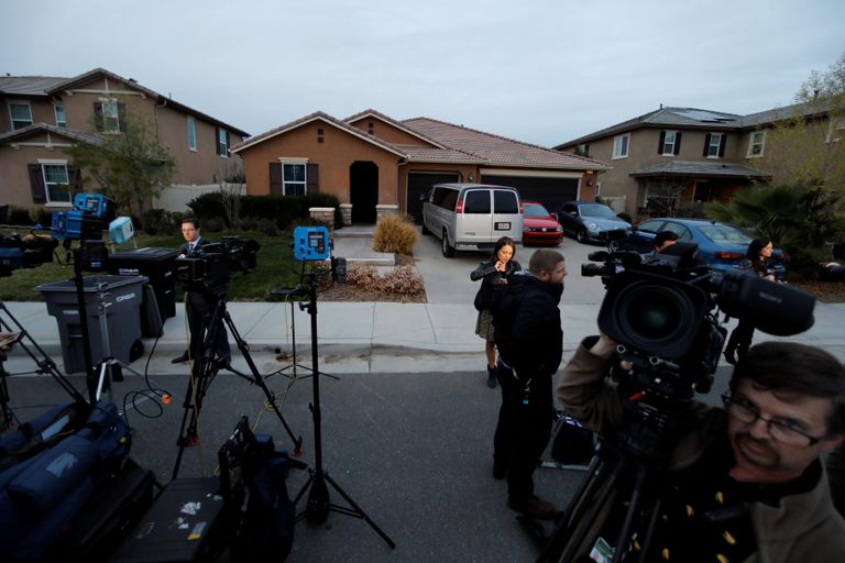 وسائل الإعلام بالقرب من المنزل الذي كان يحتجز فيه الضحايا