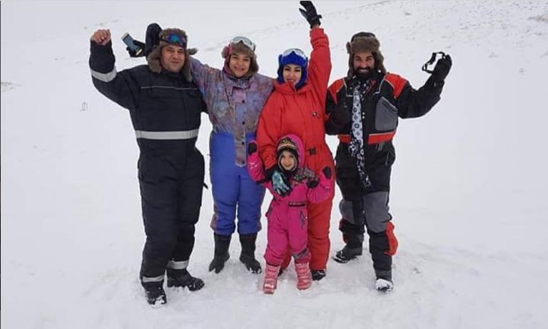 سمية الخشاب وأحمد سعد مع أسرة صديقة 