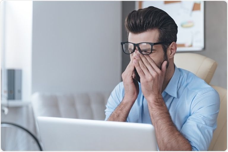 التحديق أمام الشاشة يجهد العين - تعبيرية