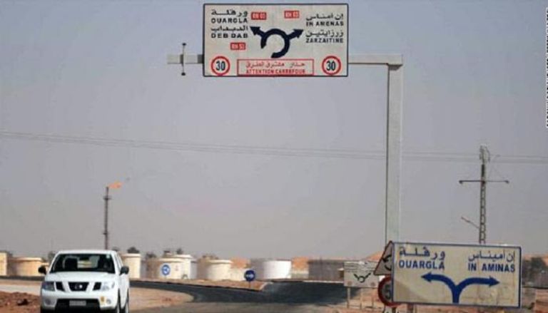 لافتة توضح طريق عين أميناس ومجمع الغاز بالجزائر
