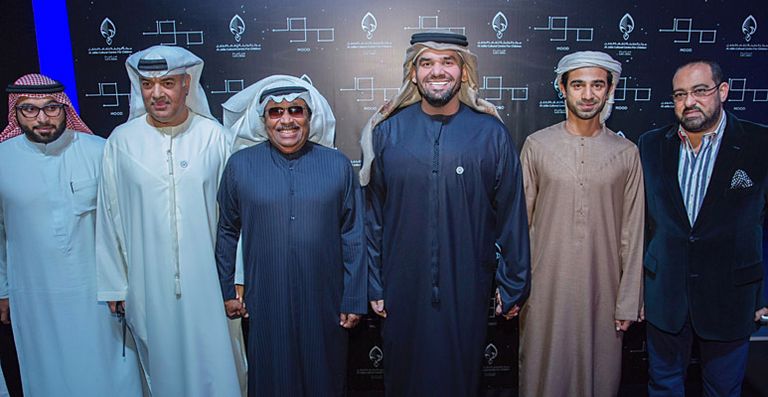 حسين الجسمي مع عدد من مسئولي المركز والضيوف  الجسمي مع أطفال مركز الجليلة الموهوبين بدبي