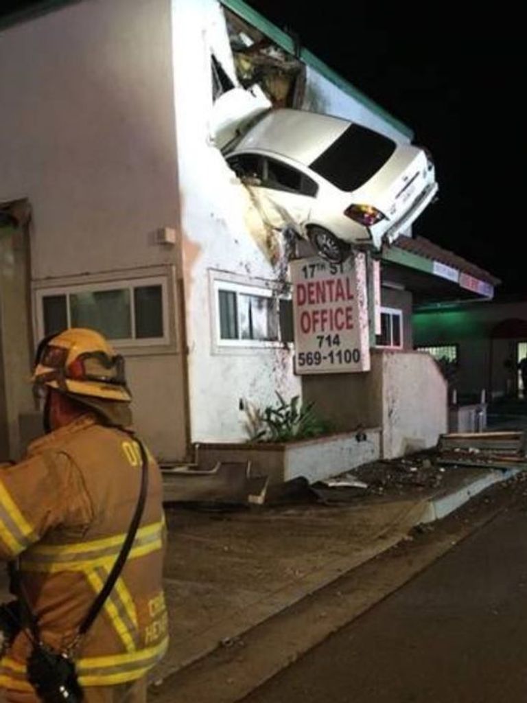 السيارة اخترقت جدران الطابق العلوي للعيادة