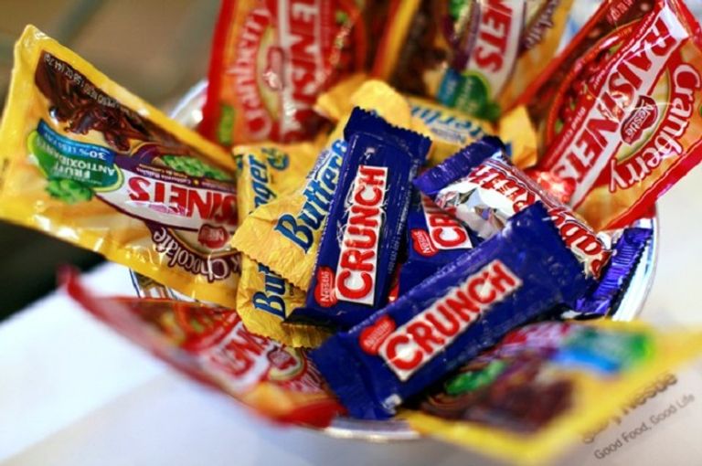 شعار شركة نستله على شريط من الشوكولاتة