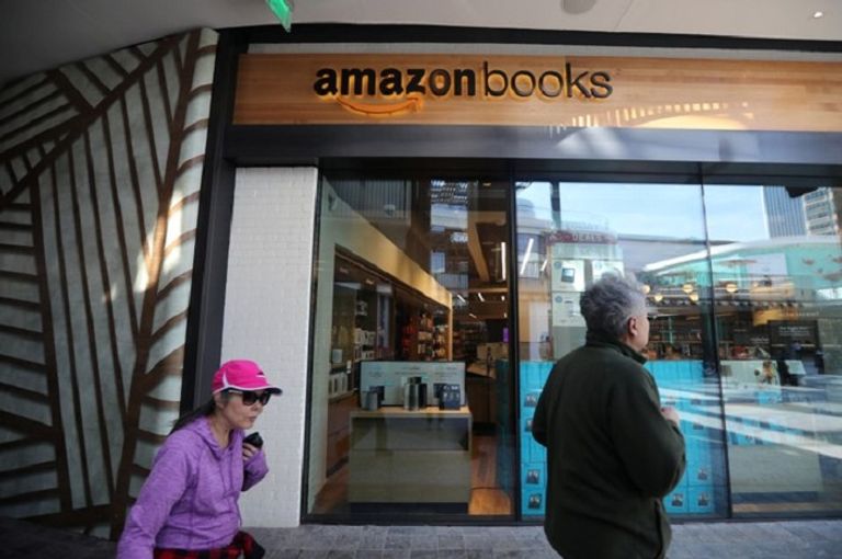 صناديق أمازون مكدسة للتسليم في مانهاتن - رويترز