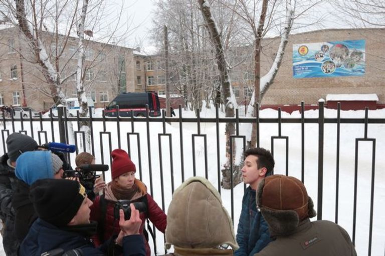 الصحفيون بجانب سور المدرسة مسرح الجريمة حاول المهاجمان الانتحار لكنهما فشلا