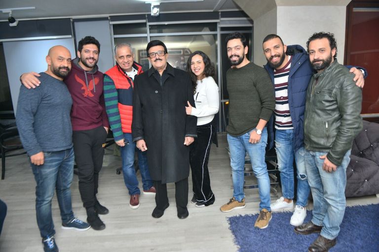 سمير غام وإيمي والرداد والسبكي خلال جلسات مسلسل "وزة وبطة"