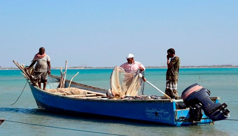 القوات المسلحة الإماراتية تشرف على تأمين وتنظيم حركة الصيد بالساحل الغربي لليمن