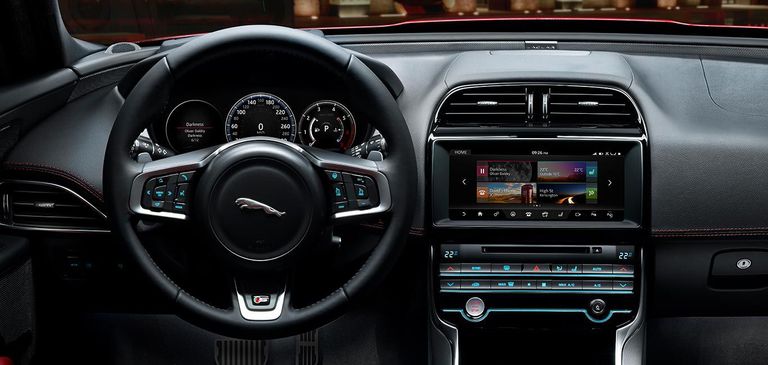 المقصورة الداخلية لسيارة جاكوار XE موديل 2018 جاكوار XE 2018