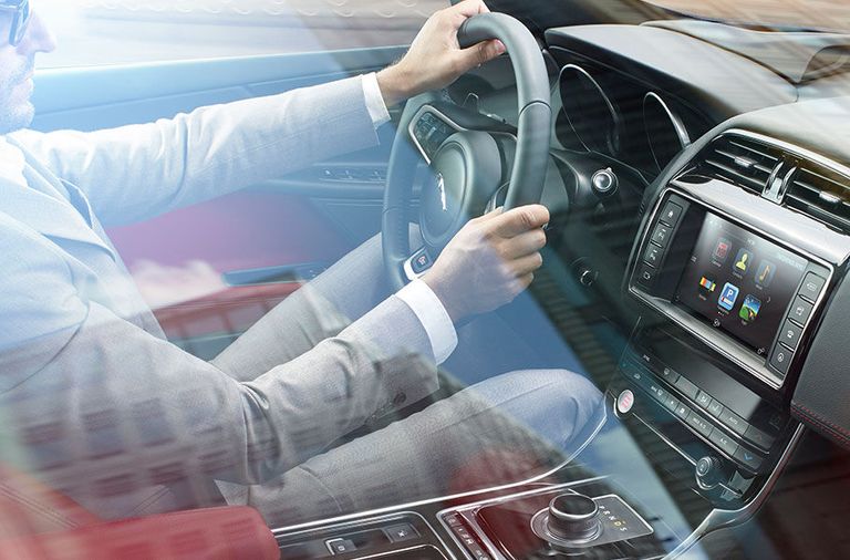 المقصورة الداخلية لسيارة جاكوار XE موديل 2018 جاكوار XE 2018