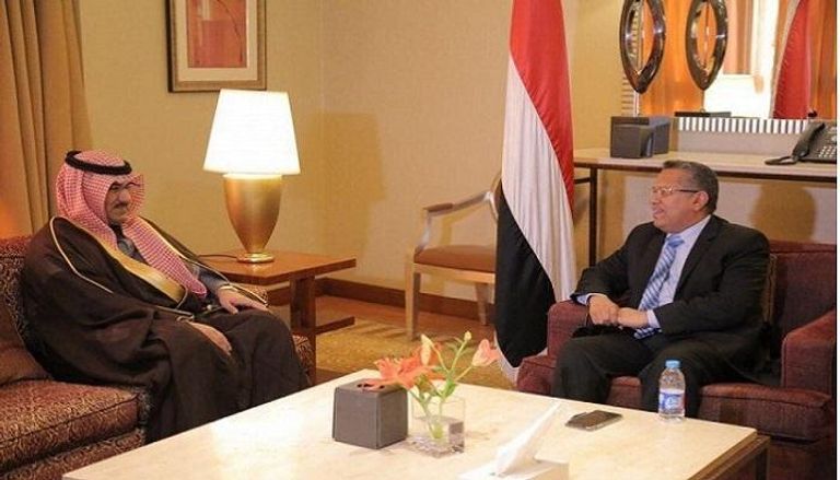 الدكتور أحمد عبيد بن دغر رئيس الوزراء اليمني مع السفير السعودي-أرشيفية