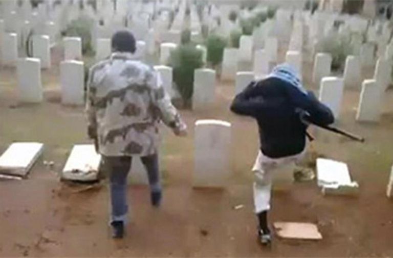  ليبيا بدأت في ترميم المقابر التي حطم شواهدها مخربو داعش