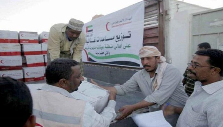 الهلال الأحمر الإماراتي يوزع مساعدات في منطقة تريم