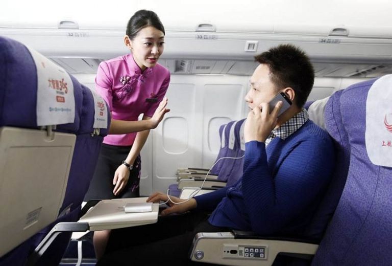 الصين ترفع حظر استخدام الهواتف على متن الطائرات