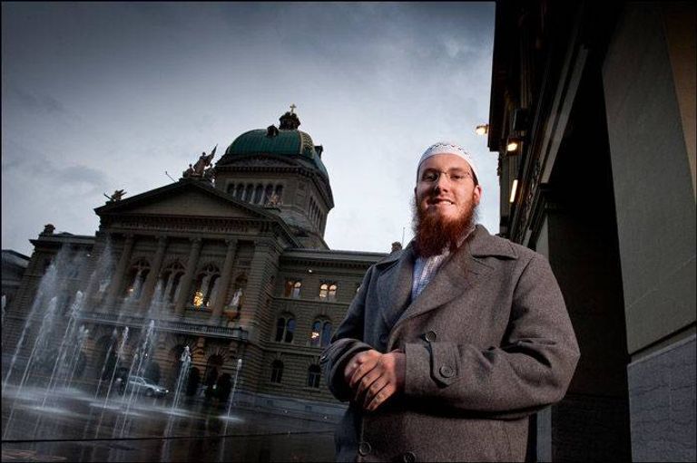 نيكولا بلانشونيكولا بلانشون أمام مبنى المنظمة في سويسرا مساع.. كيان إرهابي تدعمه قطر