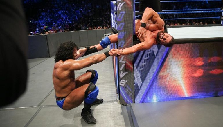 بوبي رود يرفع حزام البطولة