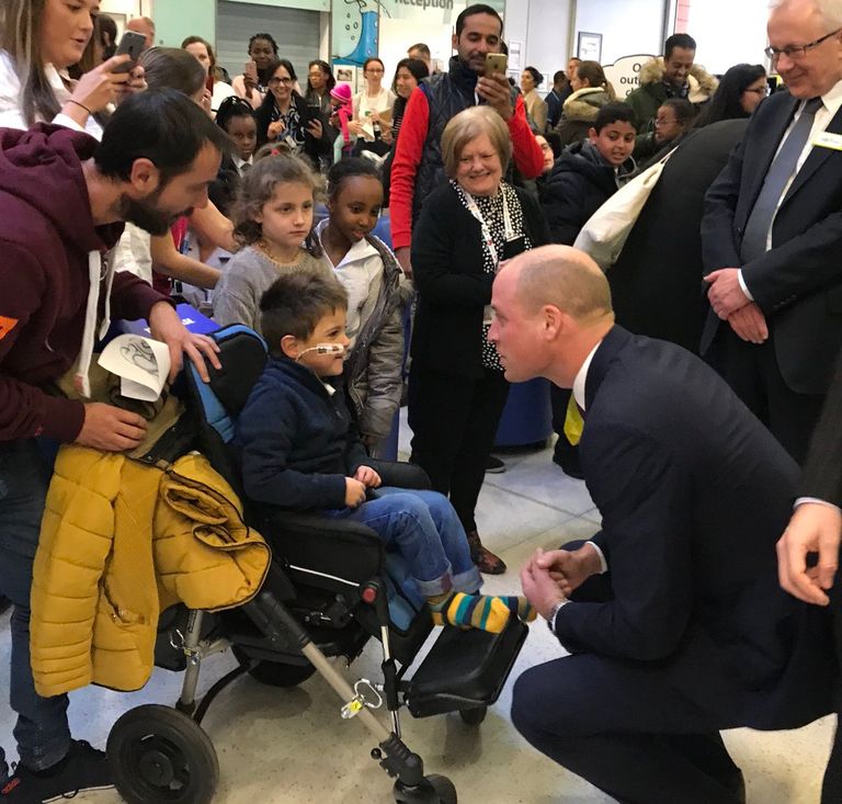 الأمير وليام خلال زيارته لمستشفى الأطفال في لندن أمس مراحل تطور شعر الأمير ويليام