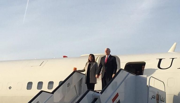 مايك بنس نائب الرئيس الأمريكي لدى وصوله مطار القاهرة