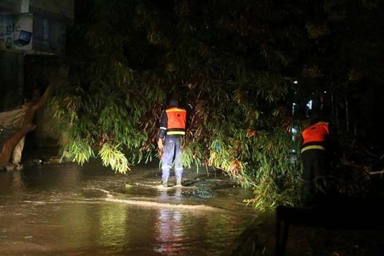 فرق الإنقاذ في قطاع غزة سيدة فلسطينية تحتمي من الأمطار وبرودة الطقس في قطاع غزة
