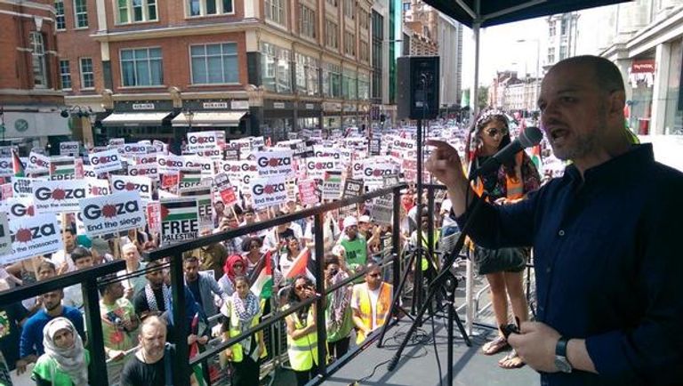 أنس التكريتي في مظاهرة بلندن لدعم حماس تحت شعار دعم غزة