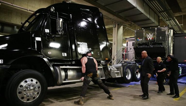 برون سترومان يقلب سيارة الإنتاج التلفزيوني