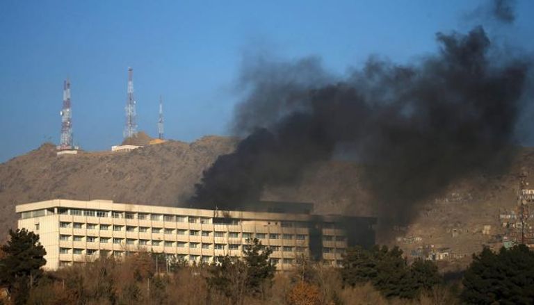 النيران تتصاعد من سطح الفندق - رويترز 
