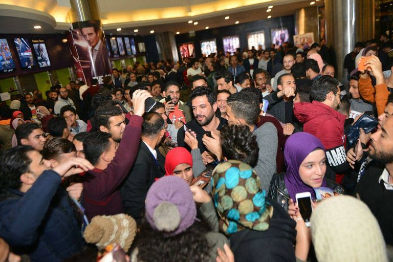 حسن الرداد يحضر عرض فيلم عقدة الخواجة  مع الجمهور حسن الرداد يحتفل بنجاح فيلمه وسط الجمهور