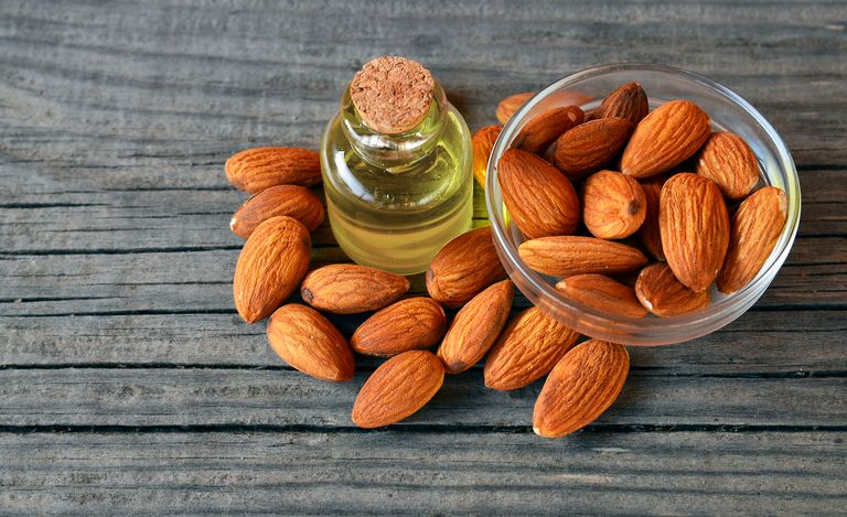 زيت اللوز للترطيب نظام العناية وترطيب البشرة اليومي - أرشيفية