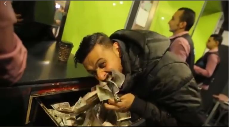 رامز جلال يتذوق البنكنوت رامز جلال سعيد بإيرادات فيلم رغدة متوحشة