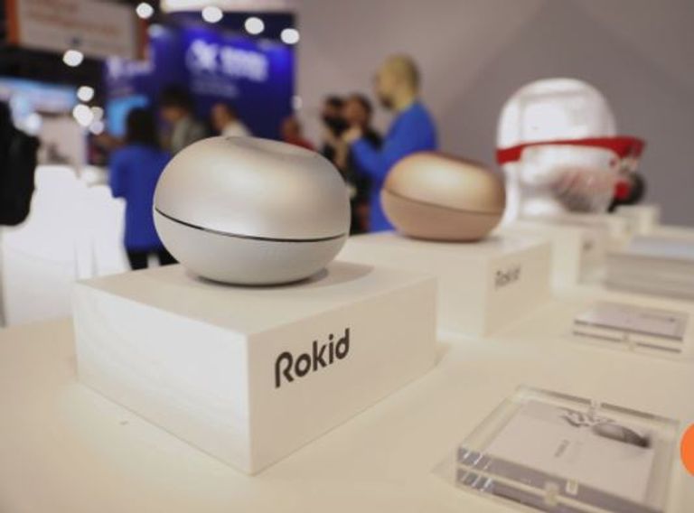 نظرات سحرية تفصح لك عن هوية المارة