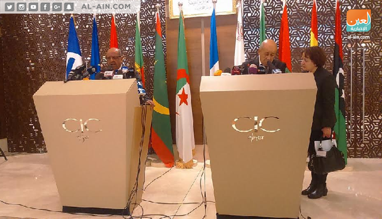 وزير الخارجية الفرنسي ونظيره الجزائري خلال الندوة جانب من اجتماع دول مجموعة 5+5 بالجزائر